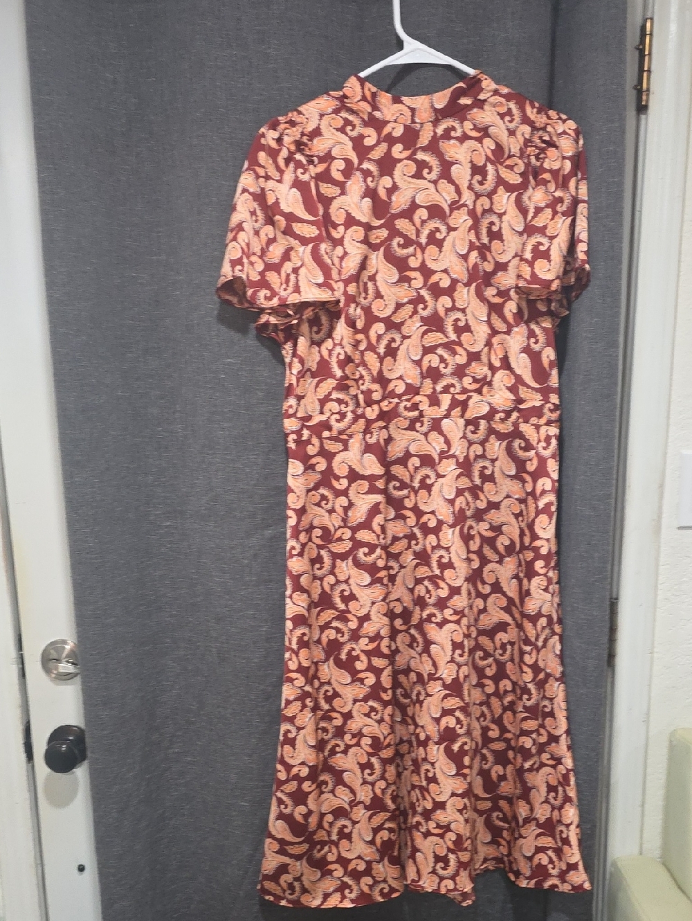 ANN TAYLOR Factory Paisley Print Short Sleeve Midi Dress in Burgundy and Peach